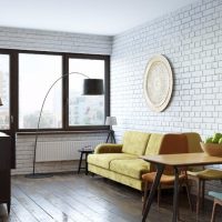 Bílá cihlová zeď v designu obývacího pokoje