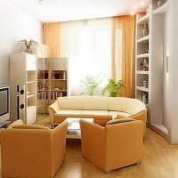 Žlutý nábytek v malém obývacím pokoji