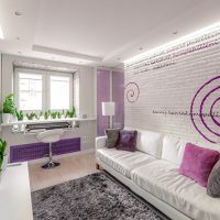 Fialová barva v designu obývacího pokoje