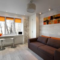 Barový pult místo okenního parapetu v obývacím pokoji
