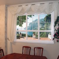 Tirai dengan pelmet di tingkap dapur