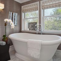 Wit bad in een kamer met grijze muren