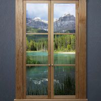 Paesaggio pittoresco in una finestra di legno