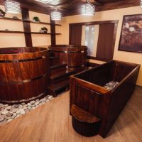 Dřevěné sudy s vodou v japonské sauně