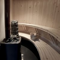 Rafturi din lemn într-o baie de aburi înguste