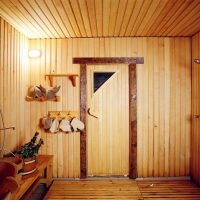 Cameră de duș într-o baie de lemn