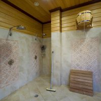 Badkamer met douche in een groot bad