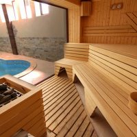 Interieur van een moderne sauna met een zwembad