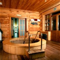 Font de lemn într-o baie privată