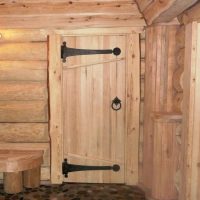 Pintu kayu di kabin log