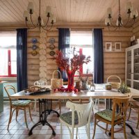 Ruang makan di rumah kayu moden