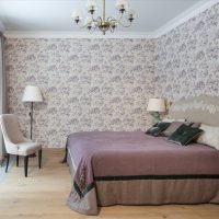 Stijlvolle slaapkamer met bloemenbehang