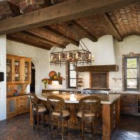 zajímavý dřevěný strop v obývacím pokoji ve španělském stylu
