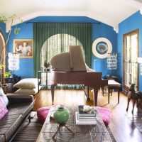 Modrá barva v designu obývacího pokoje