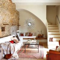 Španělský obývací pokoj se schody do druhého patra soukromého domu
