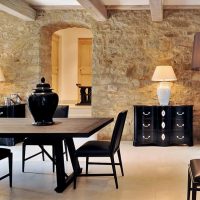 Černý obývací pokoj s kamenným obkladem