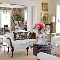Perabot klasik dengan upholsteri putih