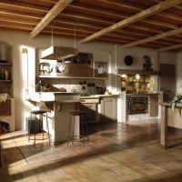 Medinės grindys italų namo virtuvėje