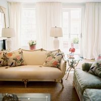 Bantal berwarna-warni di atas sofa beige
