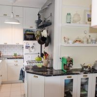Ontwerp een smal werkgebied van de keuken-woonkamer