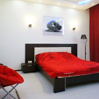 Fotoliu roșu într-un dormitor modern