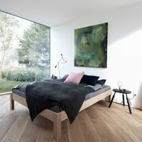 Pătură neagră pe un pat modern