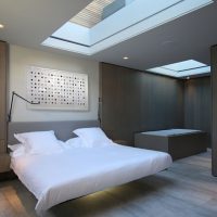 Bilik tidur rumah dengan skylight