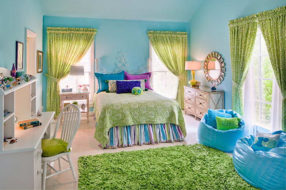 ستائر خضراء في غرفة للأطفال مع جدران زرقاء
