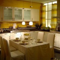 Reka bentuk dapur dalam warna kuning air.