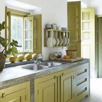 Olīvu krāsa virtuves interjerā