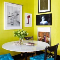 Meja makan di sudut antara dinding kuning