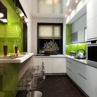 Groene kleur in het interieur van een smalle keuken