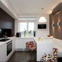 virtuvės interjeras su pilka sofa