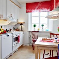 Piros színű fehér konyhában
