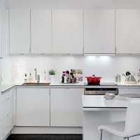 Bucătărie minimalistă cu mobilier alb