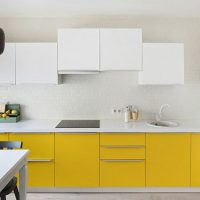 Dzeltenā un baltā virtuves komplekts