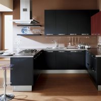 Дизайн на кухня с черен комплект