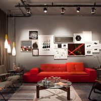 Červená pohovka v šedém obývacím pokoji