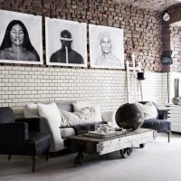 Een bakstenen muur versieren met zwart-witfoto's
