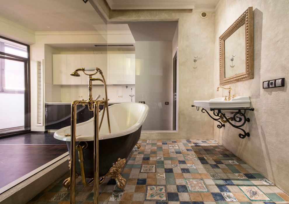 Ruime badkamer met keramisch mozaïek op de vloer