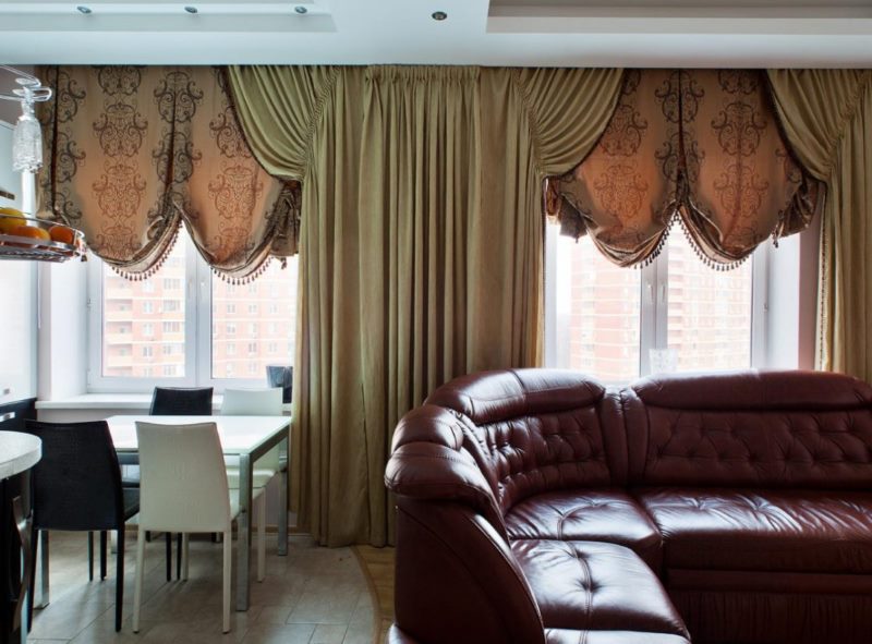 Italské záclony vyrobené z tlustého materiálu v obývacím pokoji městského bytu