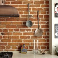 Vintage virtuves piederumi uz ķieģeļu sienas