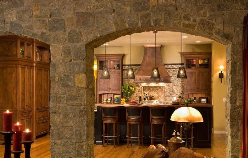 Arcul de bucătărie cu garnituri de piatră