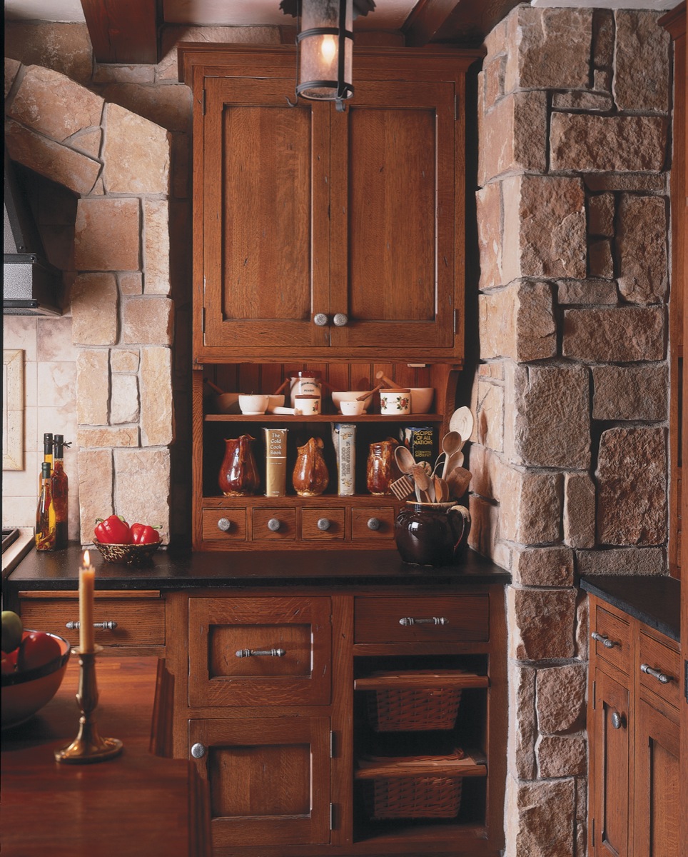 خزانة خشبية في المطبخ الاسباني
