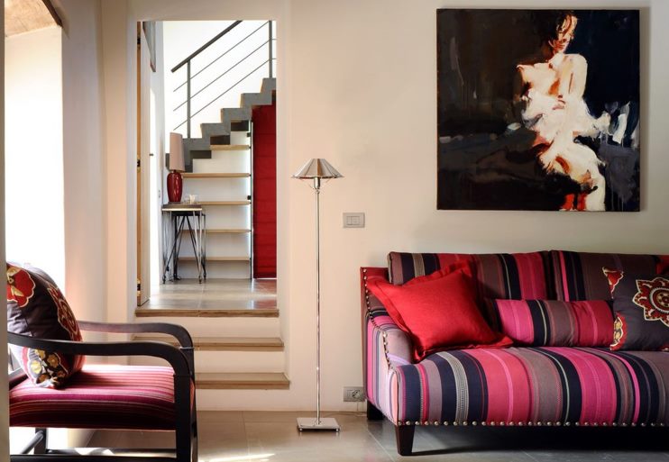 Sofa berjalur di ruang tamu gaya Itali