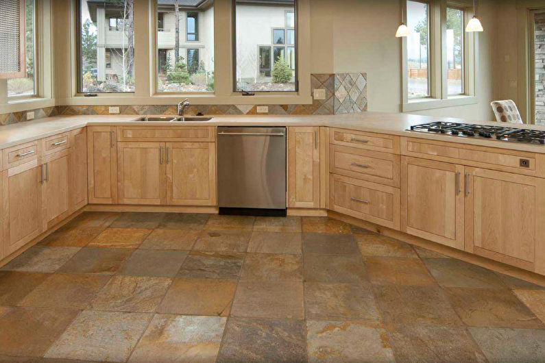 Keraminės grindys modernios virtuvės interjere