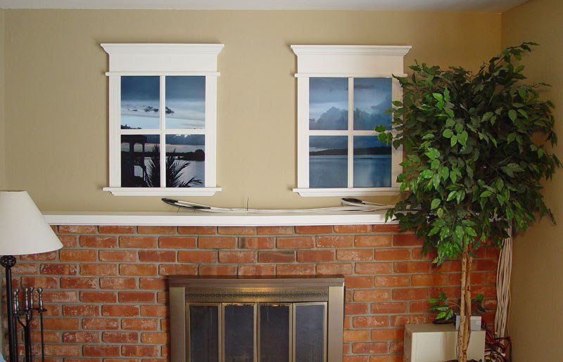 Twee valse ramen aan de muur met metselwerk