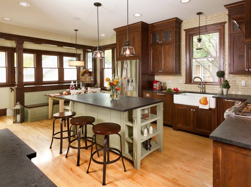 Bucătărie spațioasă cu mobilier din lemn