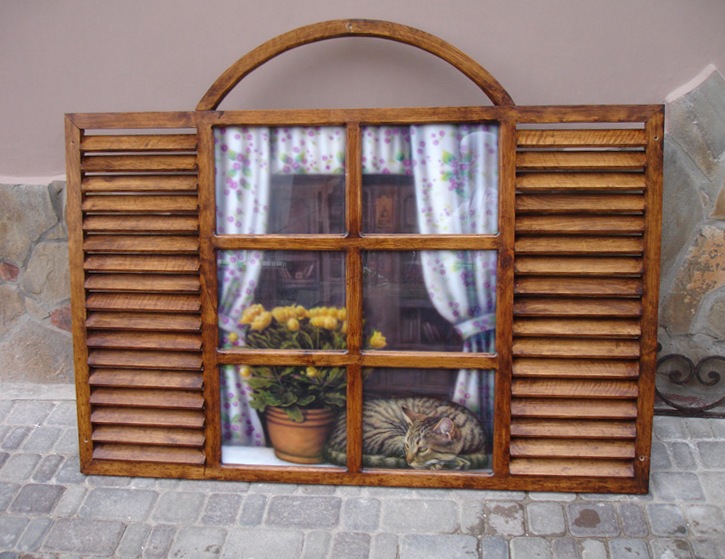Finta finestra in legno con un gatto sul davanzale della finestra