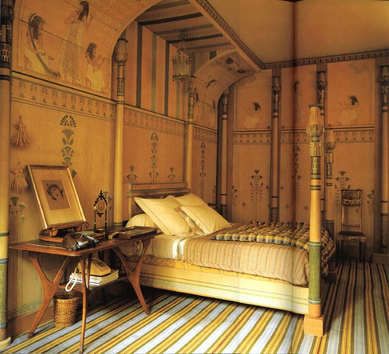 Ēģiptes svītrains paklājs uz guļamistabas grīdas.